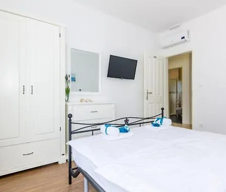 Kate - Outdoor Pool, 4 Bedrooms, Free Parking *