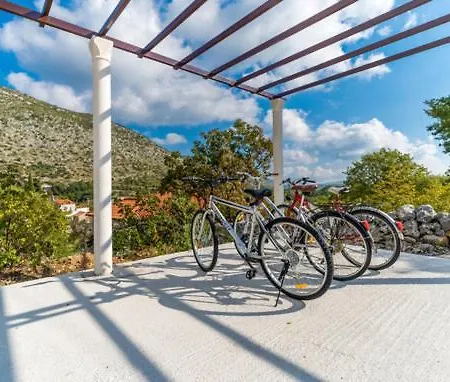 Kate - Outdoor Pool, 4 Bedrooms, Free Parking Villa