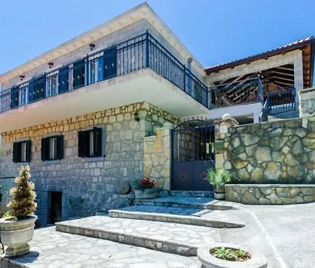 Kate - Outdoor Pool, 4 Bedrooms, Free Parking