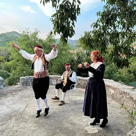 Villa Kate - Outdoor Pool, 4 Bedrooms, Free Parking *