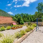 Kate - Outdoor Pool, 4 Bedrooms, Free Parking *