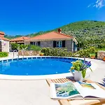Βίλα Kate - Outdoor Pool, 4 Bedrooms, Free Parking Ντουμπρόβνικ