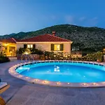 Kate - Outdoor Pool, 4 Bedrooms, Free Parking