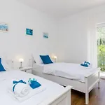 Villa Kate - Outdoor Pool, 4 Bedrooms, Free Parking