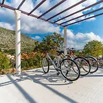 Kate - Outdoor Pool, 4 Bedrooms, Free Parking Villa
