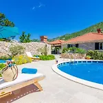 Villa Kate - Outdoor Pool, 4 Bedrooms, Free Parking
