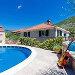 Kate - Outdoor Pool, 4 Bedrooms, Free Parking *