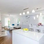 Kate - Outdoor Pool, 4 Bedrooms, Free Parking Villa