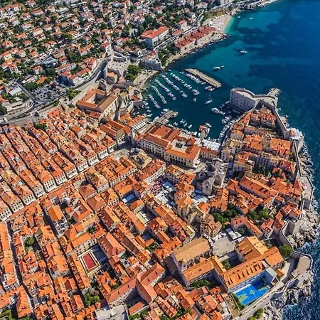 Kate - Outdoor Pool, 4 Bedrooms, Free Parking *