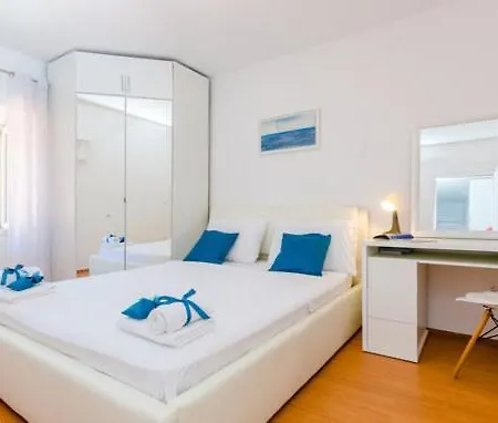 Kate - Outdoor Pool, 4 Bedrooms, Free Parking