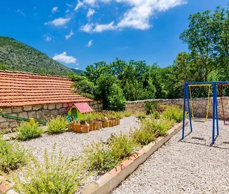 Kate - Outdoor Pool, 4 Bedrooms, Free Parking *