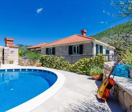 Kate - Outdoor Pool, 4 Bedrooms, Free Parking *