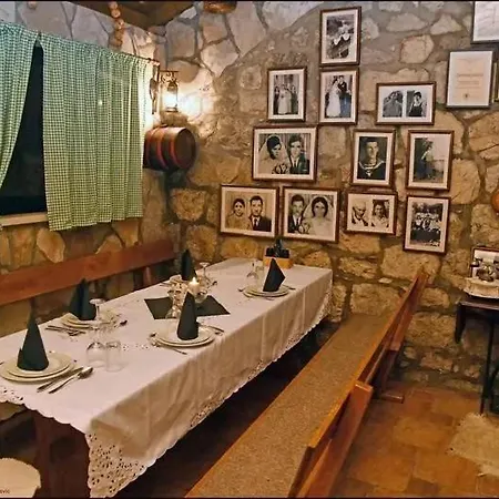 Kate - Outdoor Pool, 4 Bedrooms, Free Parking *