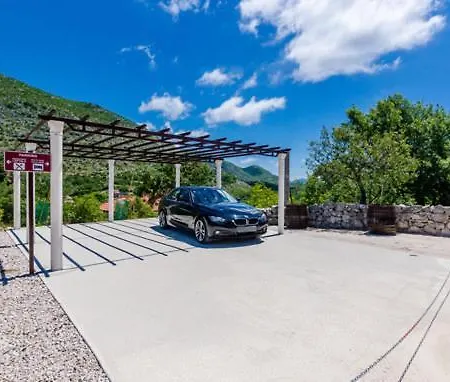 Willa Kate - Outdoor Pool, 4 Bedrooms, Free Parking