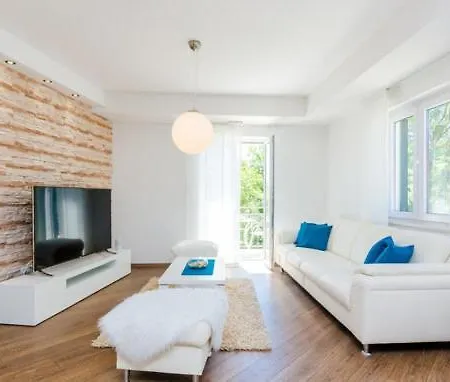 Kate - Outdoor Pool, 4 Bedrooms, Free Parking Villa *