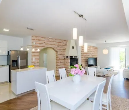 Kate - Outdoor Pool, 4 Bedrooms, Free Parking *