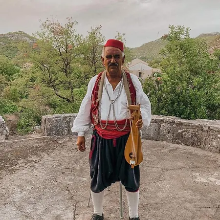 Kate - Outdoor Pool, 4 Bedrooms, Free Parking *