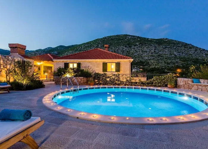 Kate - Outdoor Pool, 4 Bedrooms, Free Parking