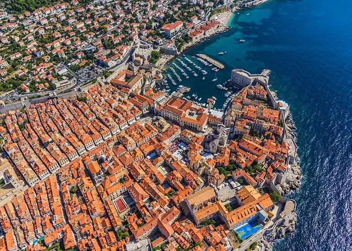 Kate - Outdoor Pool, 4 Bedrooms, Free Parking *