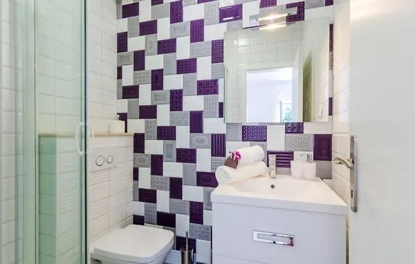 Kate - Outdoor Pool, 4 Bedrooms, Free Parking Villa