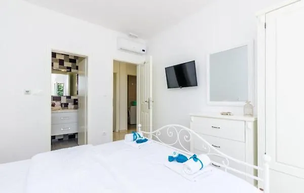 Villa Kate - Outdoor Pool, 4 Bedrooms, Free Parking *