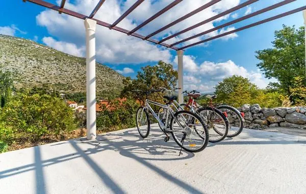 Kate - Outdoor Pool, 4 Bedrooms, Free Parking Villa