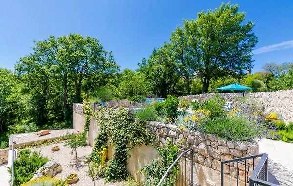 Villa Kate - Outdoor Pool, 4 Bedrooms, Free Parking *