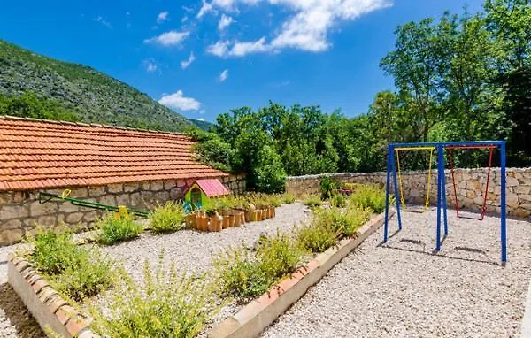 Kate - Outdoor Pool, 4 Bedrooms, Free Parking *