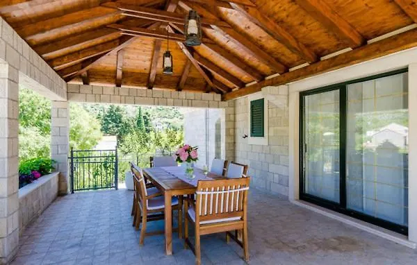 Kate - Outdoor Pool, 4 Bedrooms, Free Parking Villa *