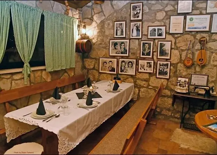 Kate - Outdoor Pool, 4 Bedrooms, Free Parking *