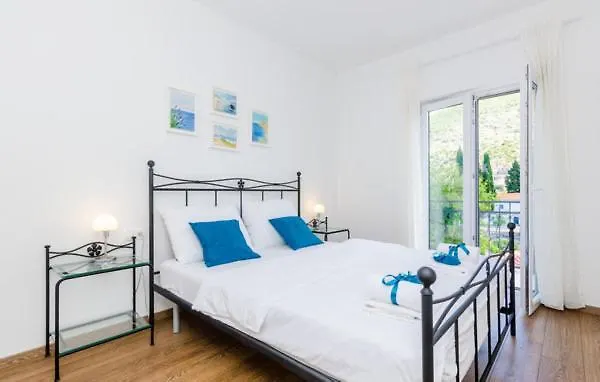 Kate - Outdoor Pool, 4 Bedrooms, Free Parking