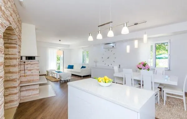 Kate - Outdoor Pool, 4 Bedrooms, Free Parking Villa