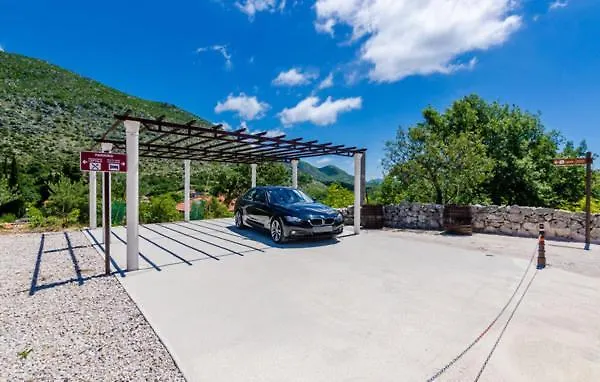 Villa Kate - Outdoor Pool, 4 Bedrooms, Free Parking