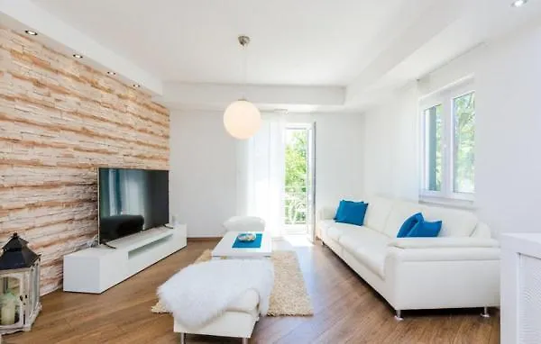 Kate - Outdoor Pool, 4 Bedrooms, Free Parking Villa *