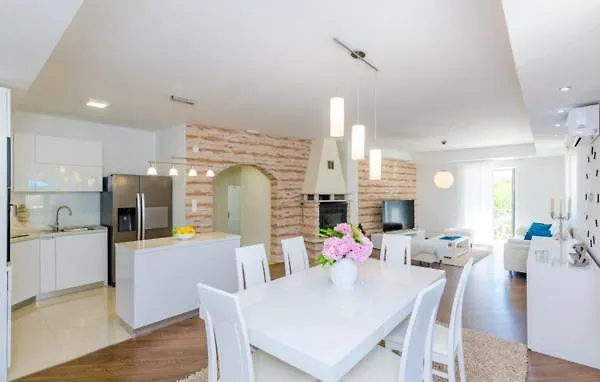 Kate - Outdoor Pool, 4 Bedrooms, Free Parking *