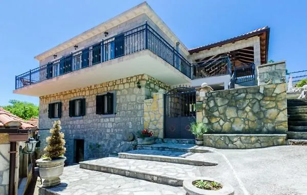 Kate - Outdoor Pool, 4 Bedrooms, Free Parking