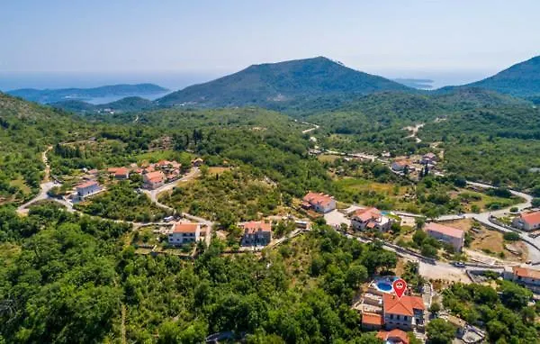 Kate - Outdoor Pool, 4 Bedrooms, Free Parking