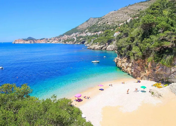 Kate - Outdoor Pool, 4 Bedrooms, Free Parking