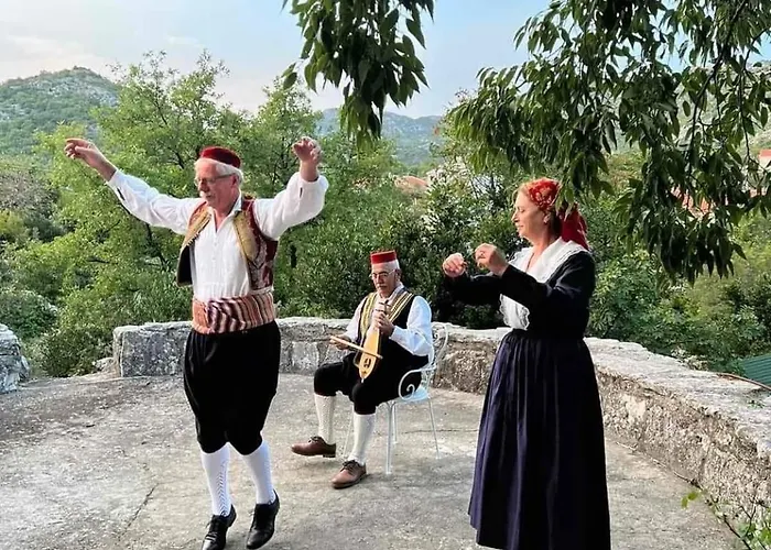 Villa Kate - Outdoor Pool, 4 Bedrooms, Free Parking *