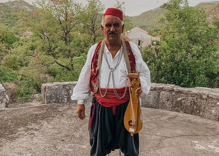 Kate - Outdoor Pool, 4 Bedrooms, Free Parking *