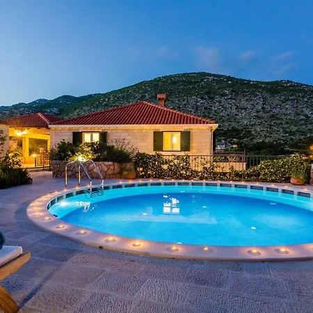 Kate - Outdoor Pool, 4 Bedrooms, Free Parking
