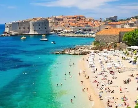 Kate - Outdoor Pool, 4 Bedrooms, Free Parking