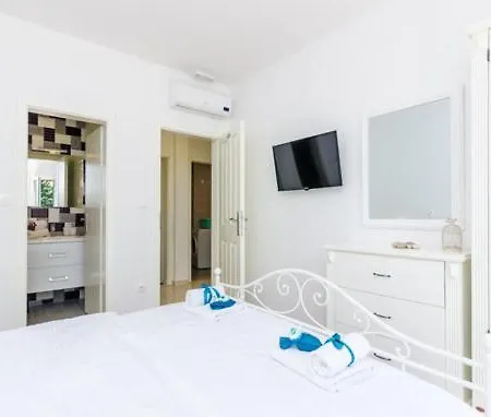 Vila Kate - Outdoor Pool, 4 Bedrooms, Free Parking *