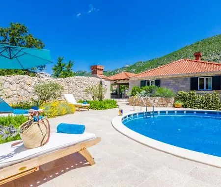 Vila Kate - Outdoor Pool, 4 Bedrooms, Free Parking