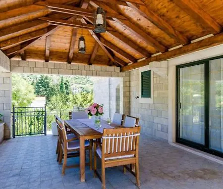 Kate - Outdoor Pool, 4 Bedrooms, Free Parking Vila *