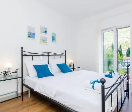 Kate - Outdoor Pool, 4 Bedrooms, Free Parking