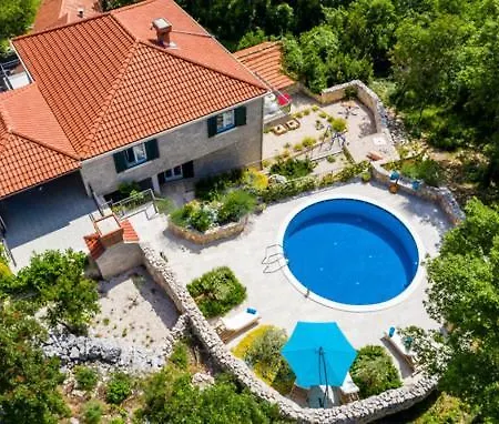Kate - Outdoor Pool, 4 Bedrooms, Free Parking Villa