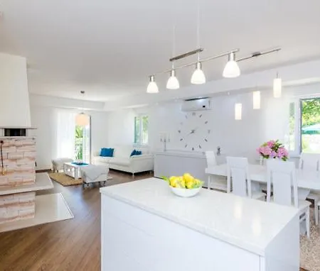 Kate - Outdoor Pool, 4 Bedrooms, Free Parking Villa