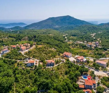 Kate - Outdoor Pool, 4 Bedrooms, Free Parking