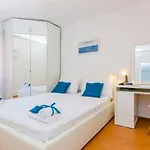 Kate - Outdoor Pool, 4 Bedrooms, Free Parking